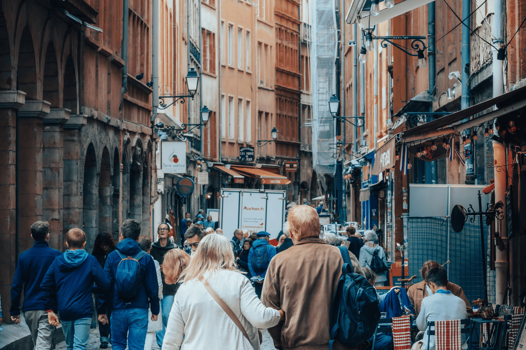 rue animée du centre historique de lyon