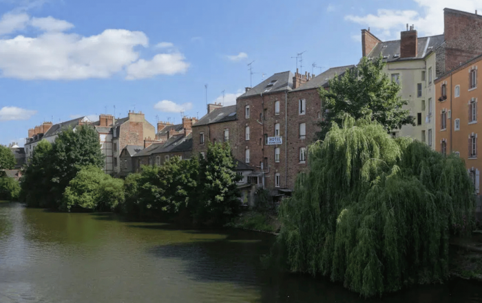 vue sur le village de saint lô en normandie