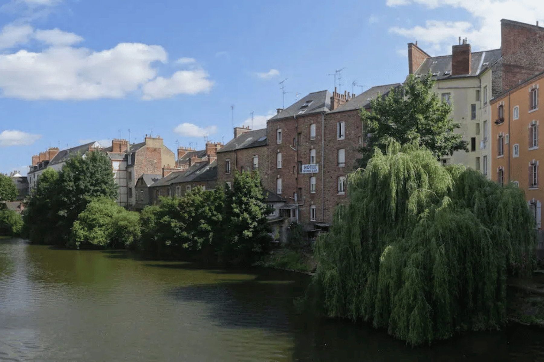 vue sur le village de saint lô en normandie