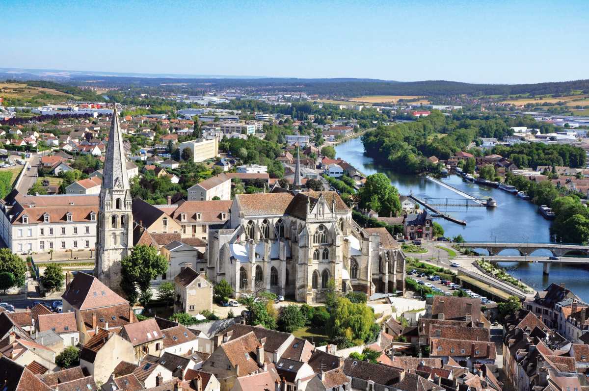 where is auxerre in france        <h3 class=