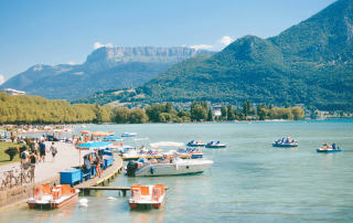 vue du lac d'annecy aux beaux jours