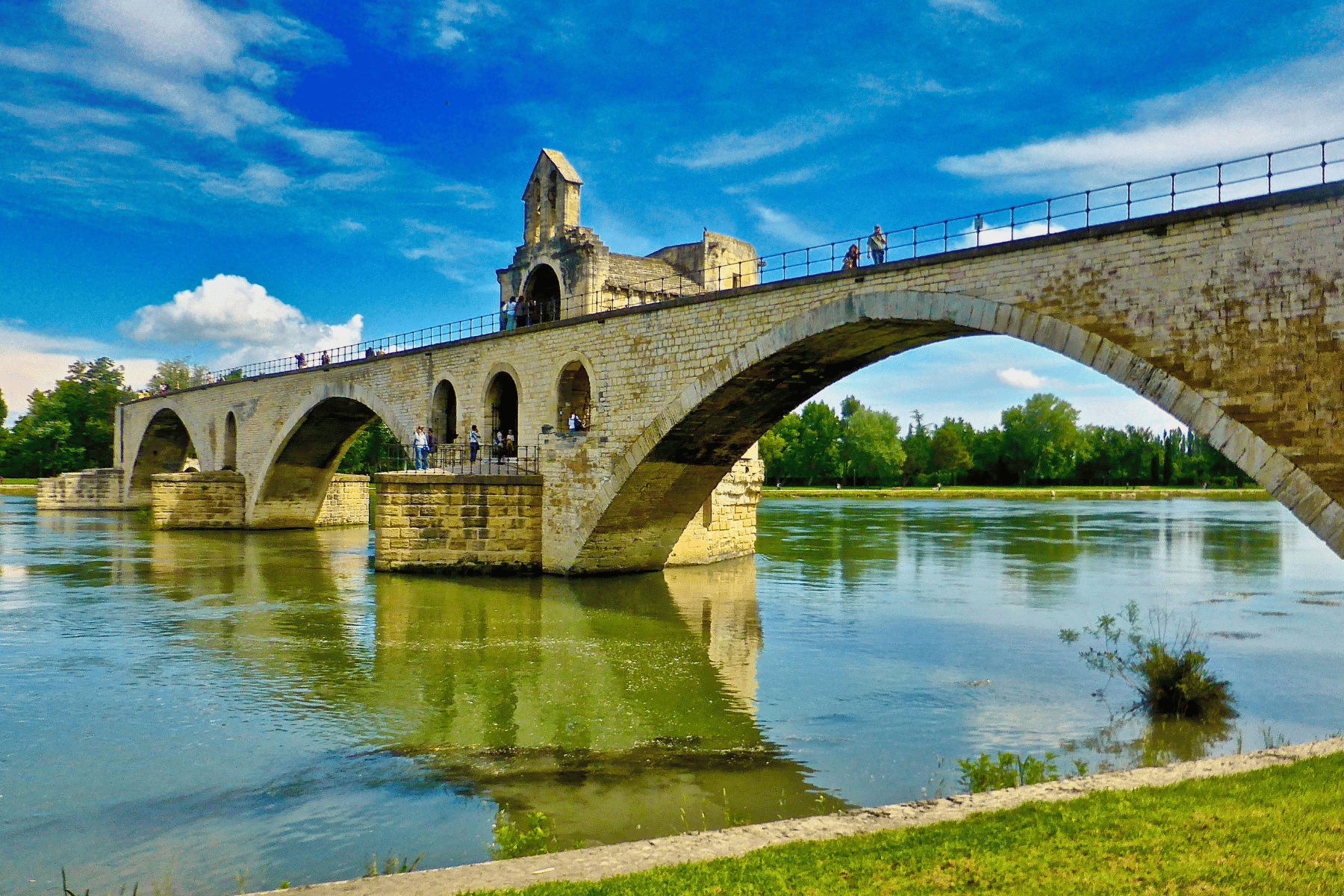 une jolie vue du pont d'Avignon sous le soleil du sud est de la France
