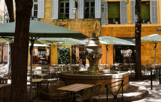 jolie petite place avec un café en terrasse à Aix-en-Provence