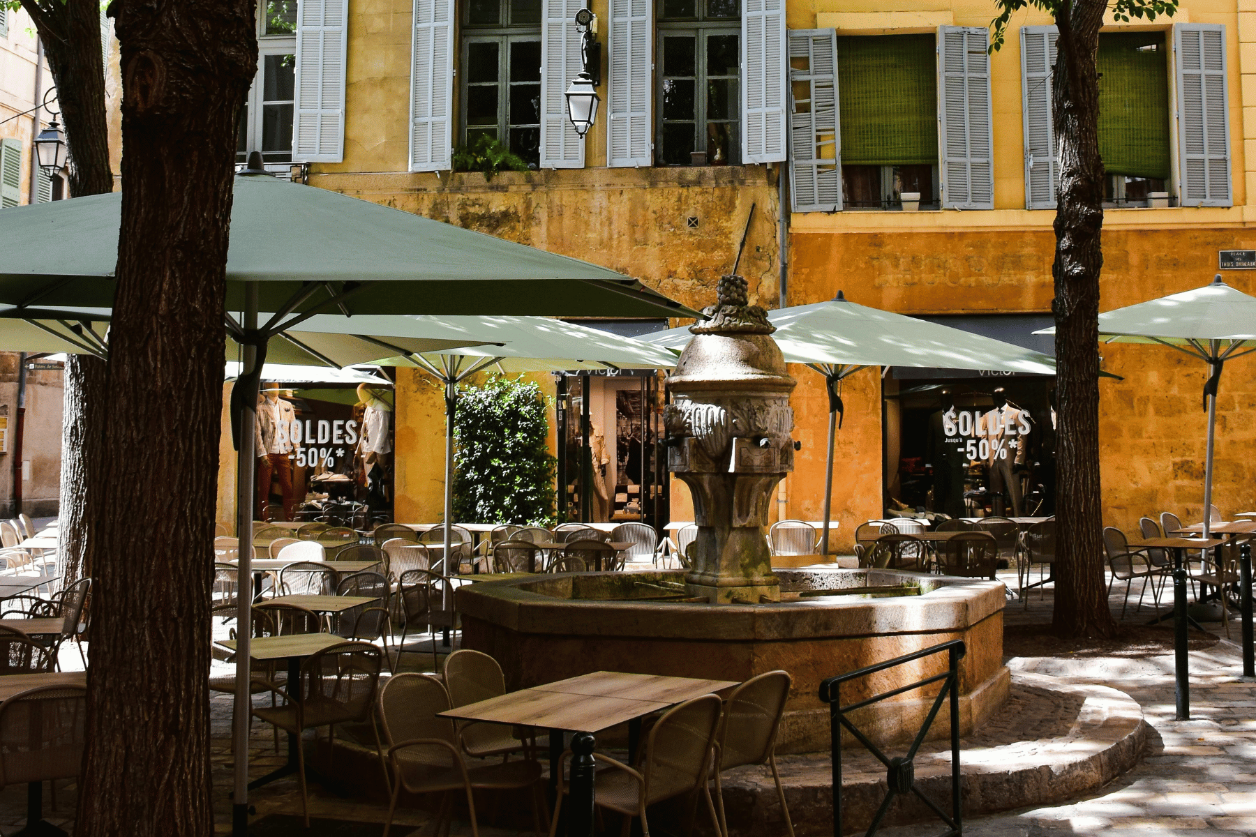 jolie petite place avec un café en terrasse à Aix-en-Provence