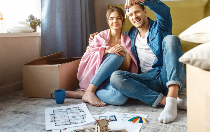 Couple heureux concrétise résolution déménagement