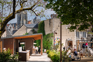 La place Cujas et ses jeux pour enfants