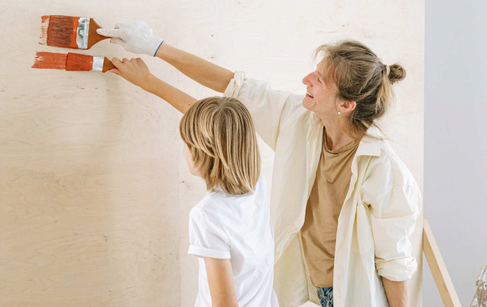 Une mère et son fils repeignent les murs de l'appartement
