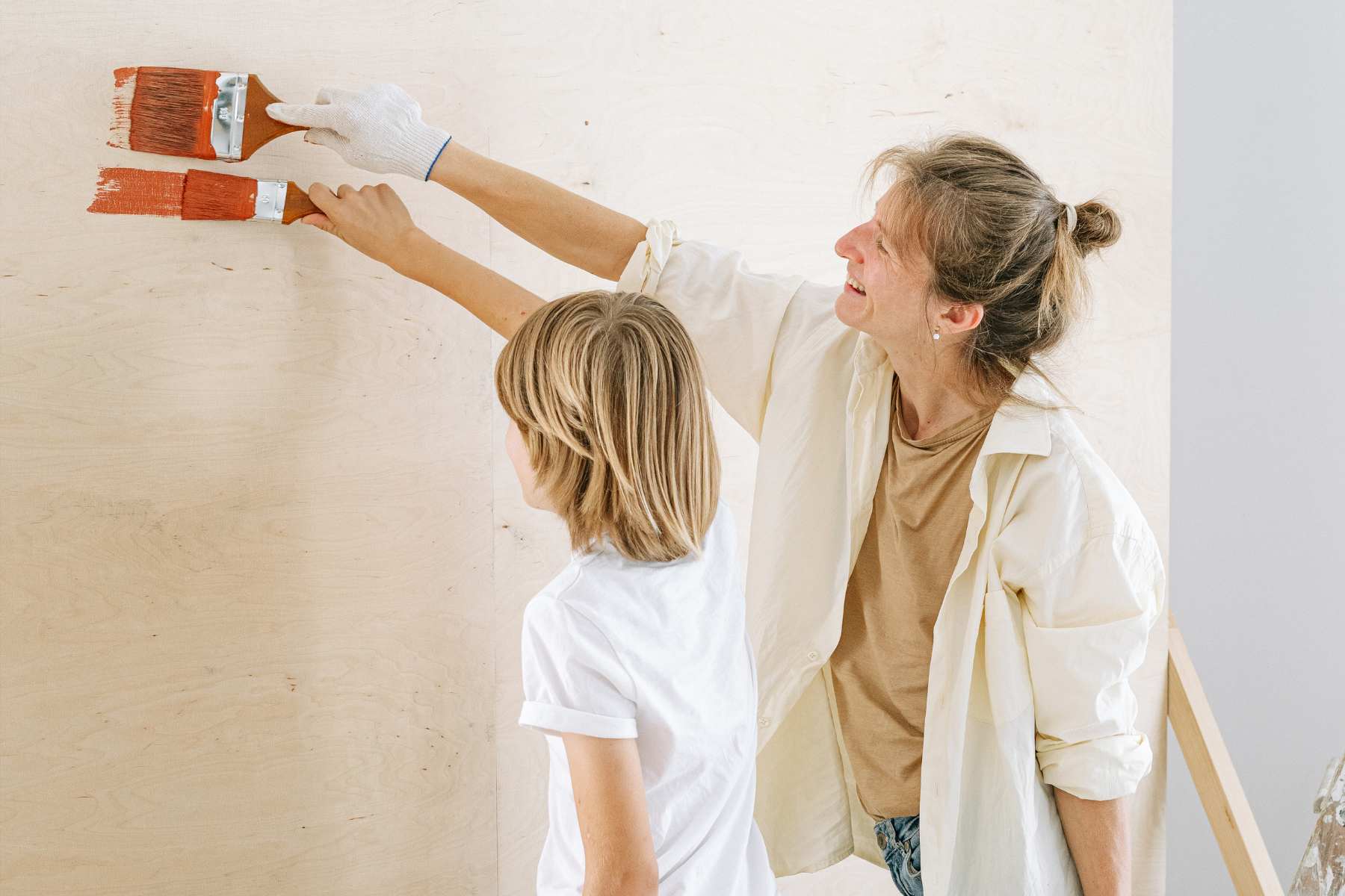 Une mère et son fils repeignent les murs de l'appartement