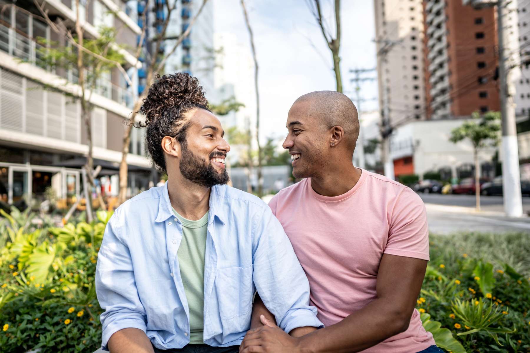Un duo assis en extérieur, discutant calmement d’un projet de départ en se regardant.