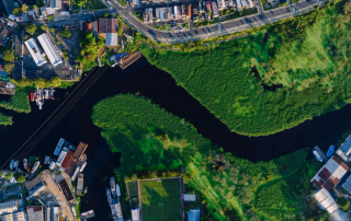 Vue du ciel d'une ville en périphérie, espace vert, calme et lumineux