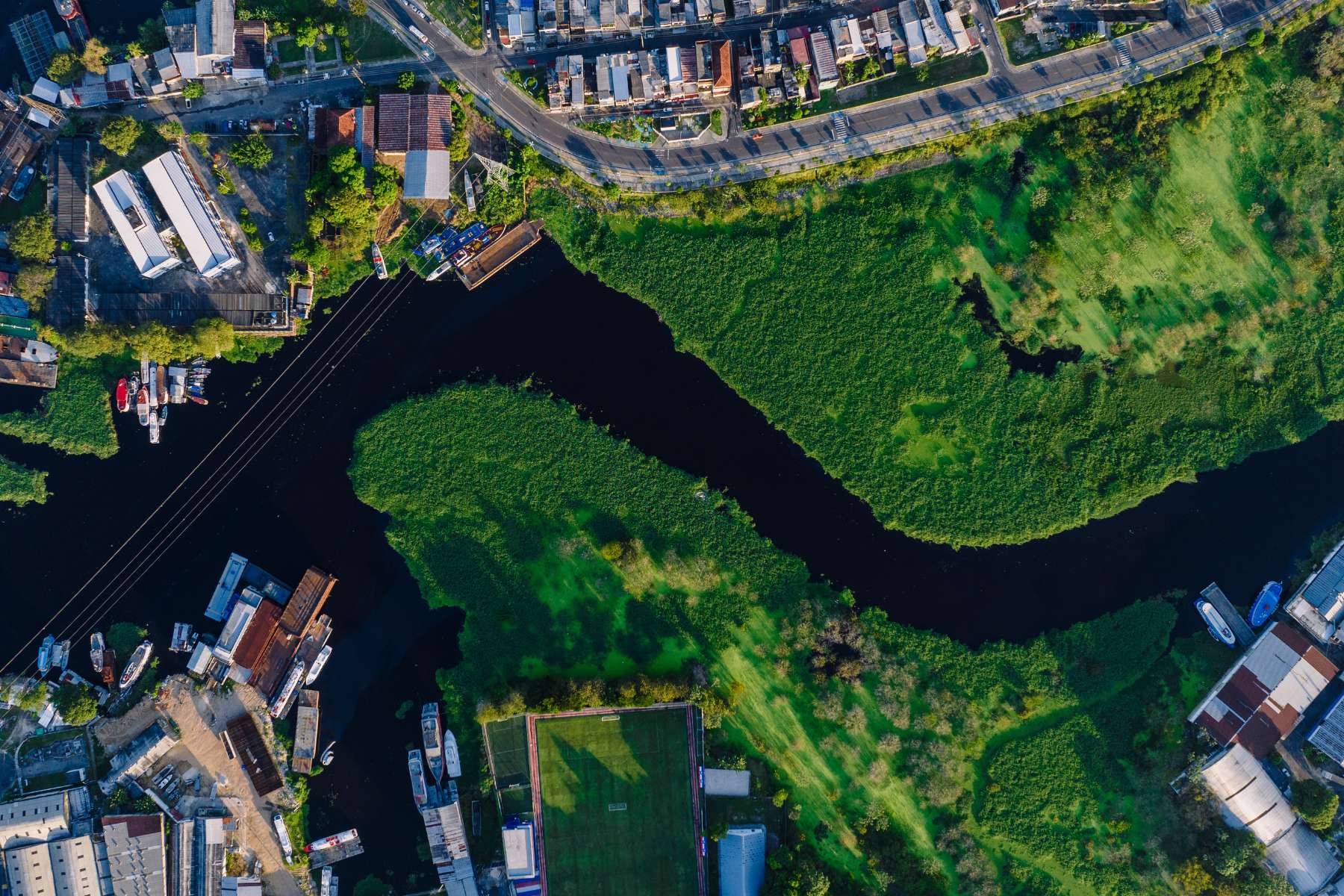 Vue du ciel d'une ville en périphérie, espace vert, calme et lumineux