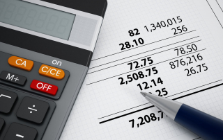 Calculatrice et stylo, sur un bureau