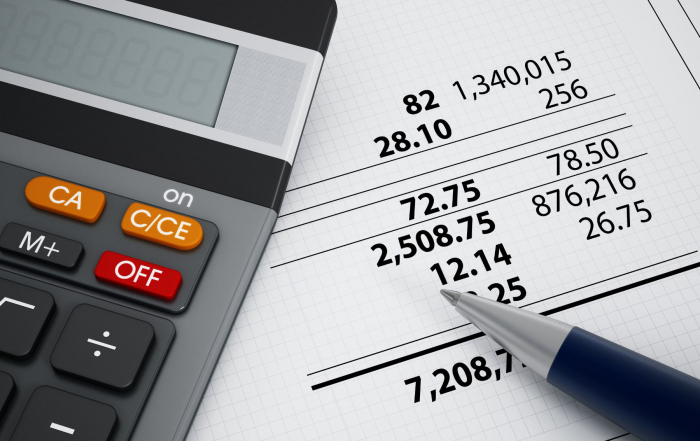Calculatrice et stylo, sur un bureau