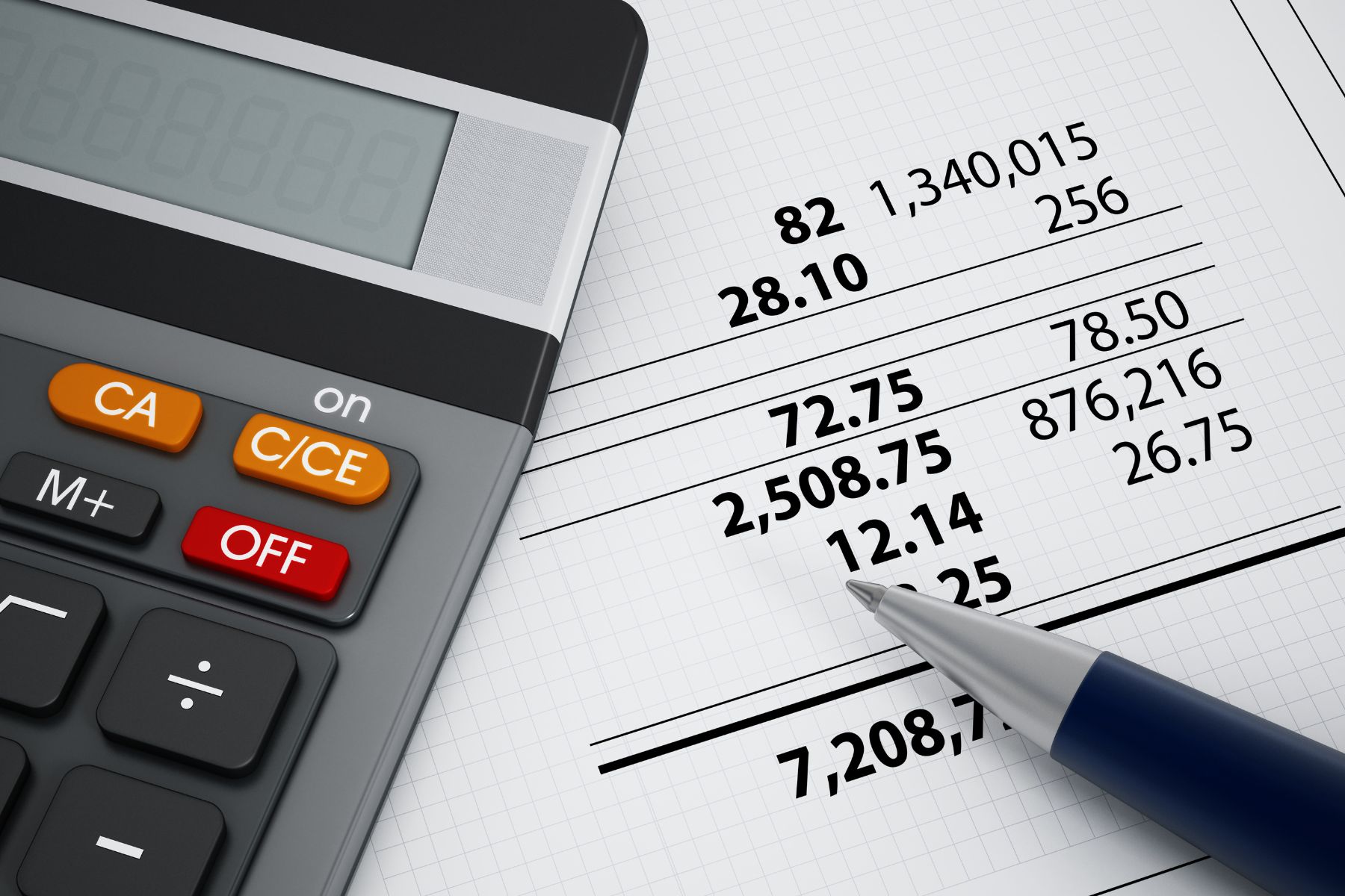 Calculatrice et stylo, sur un bureau