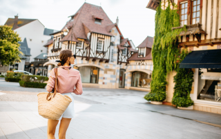une femme qui se promène dans le centre ville de Deauville en France