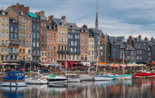 vue depuis le port de honfleur en normandie