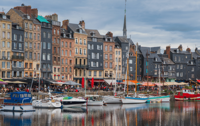 vue depuis le port de honfleur en normandie