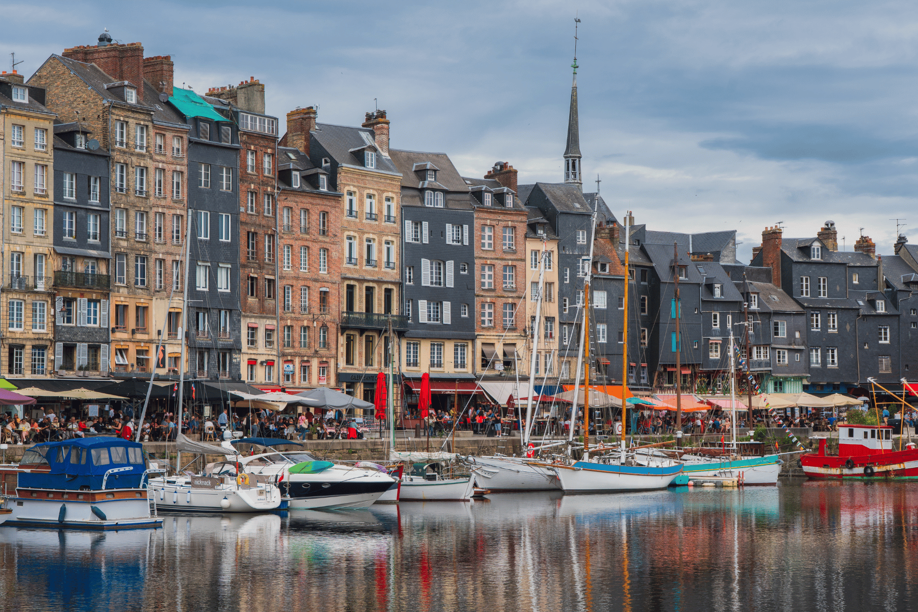 vue depuis le port de honfleur en normandie