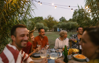 diner convivial dans un jardin pour des nouveaux arrivants d'un territoire français