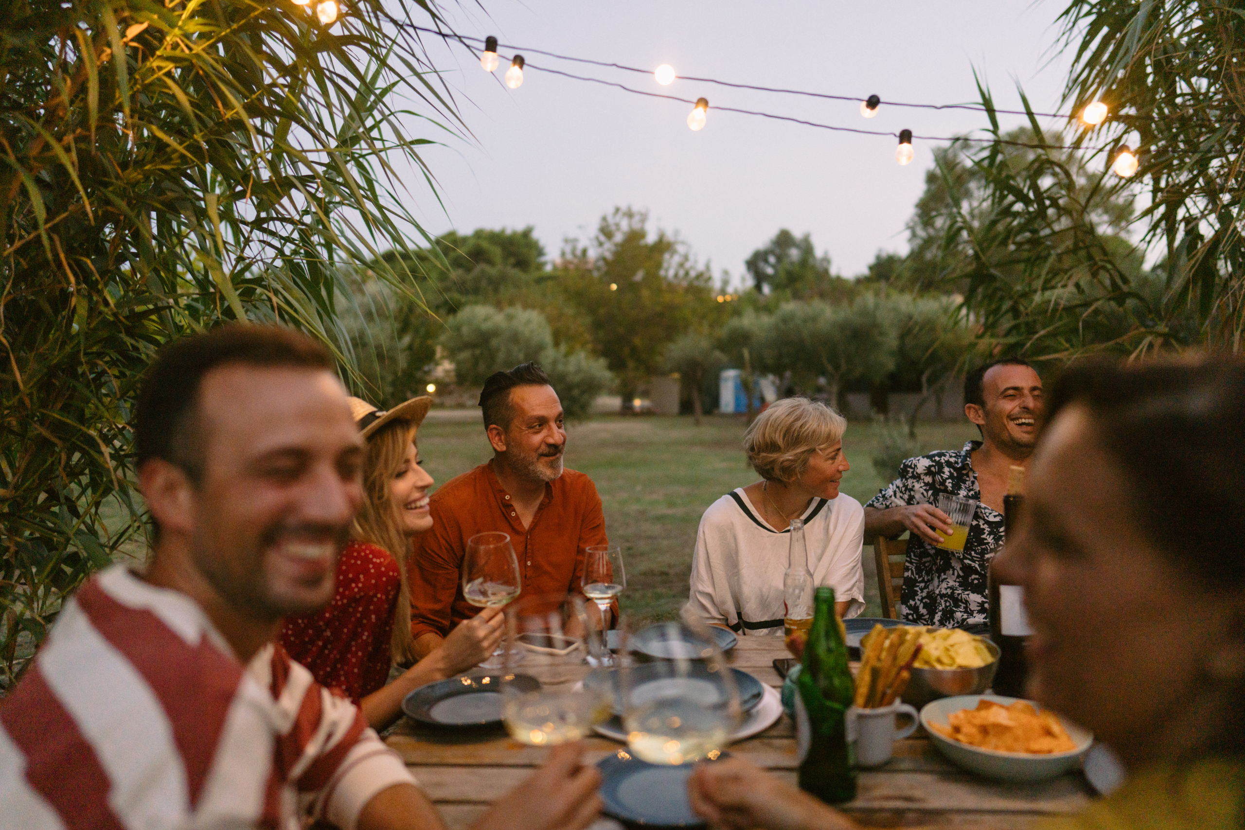 diner convivial dans un jardin pour des nouveaux arrivants d'un territoire français