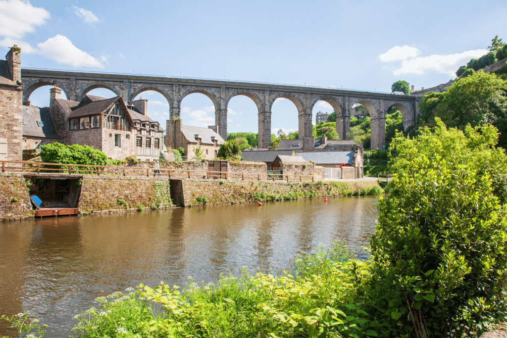 Viaduc et rivière de la Rance à Dinan, en Bretagne