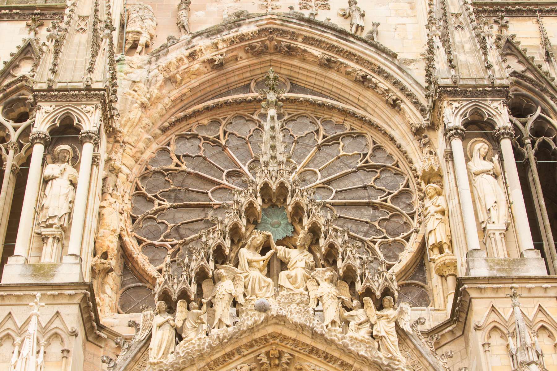 Facade de la cathédrale de Reims, France