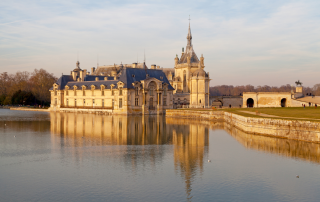 vue du château de chantilly pendant la golden hour