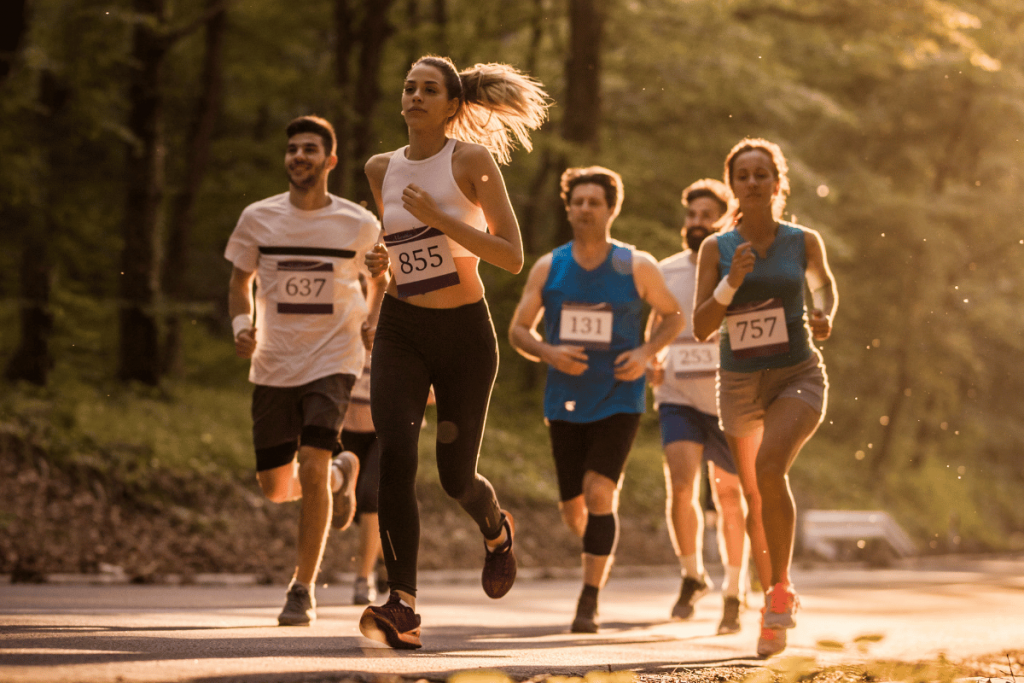 groupe de personnes qui courent un marathon en extérieur