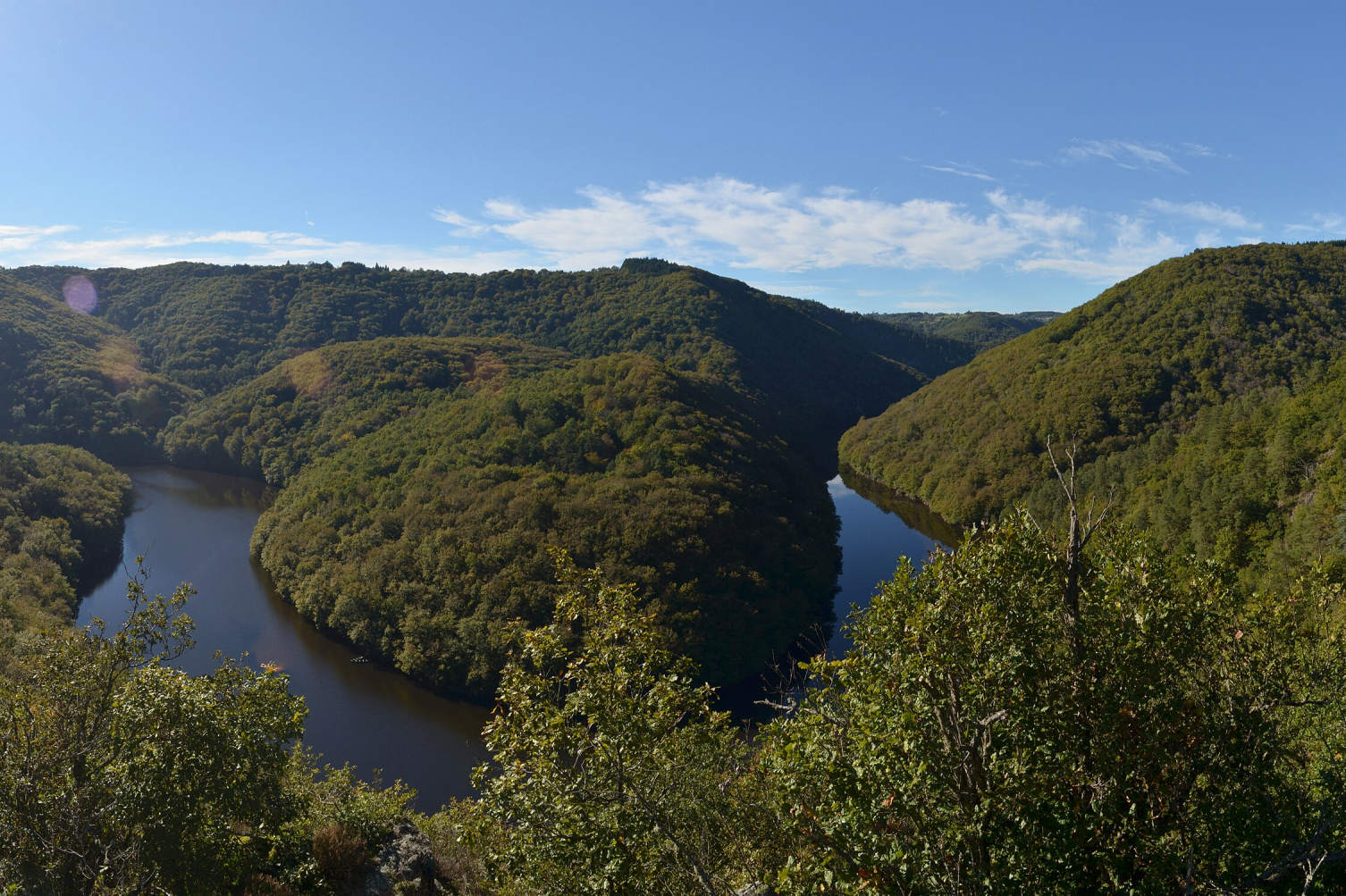 Panorama du méandre de la Sioule près de Queille (63) d'est (gauche) en ouest