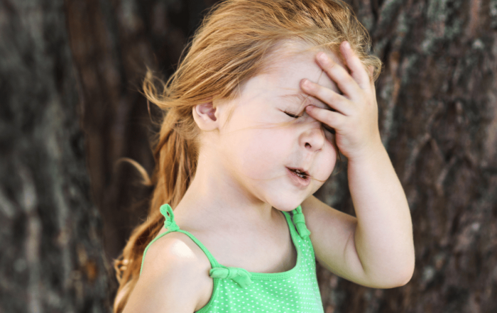 une petite fille adorable qui semble avoir oublié quelque chose