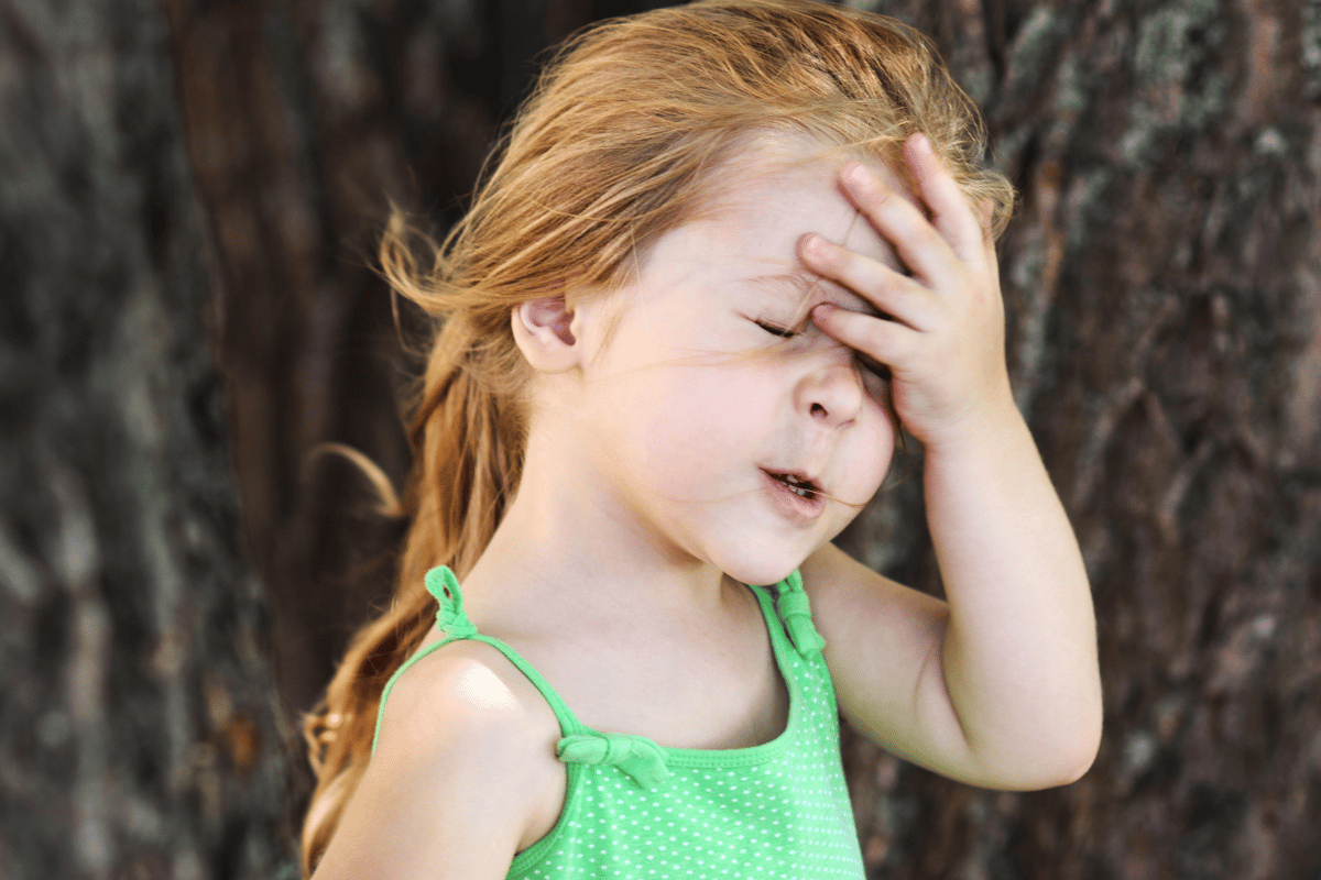 une petite fille adorable qui semble avoir oublié quelque chose