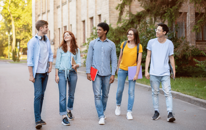 groupe de jeunes qui étudient en région
