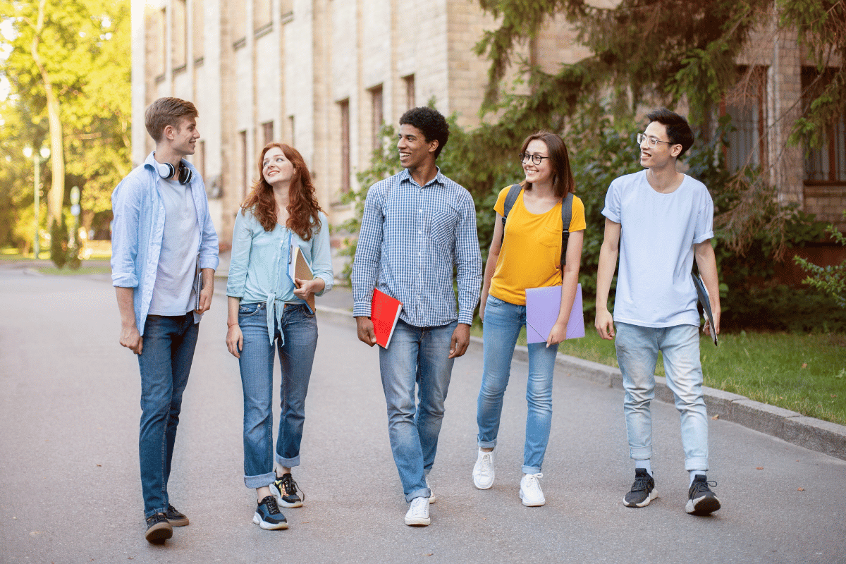 groupe de jeunes qui étudient en région