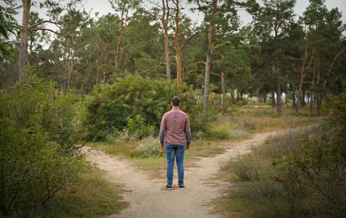 un homme qui hésite entre plusieurs trajectoires