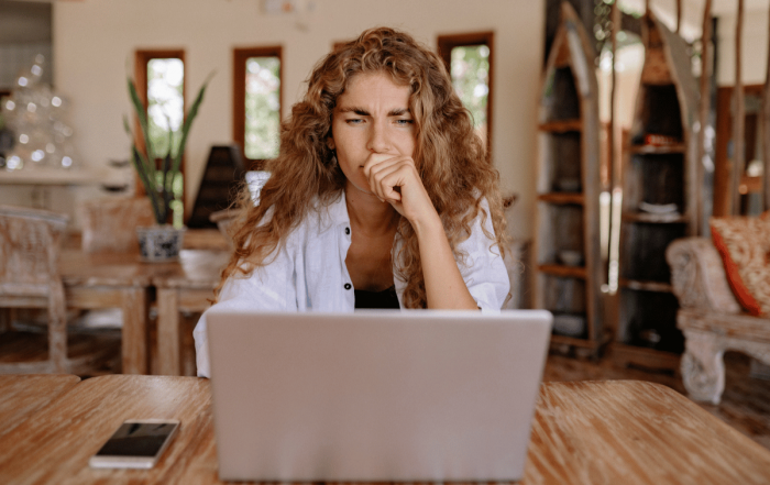 une femme en train de faire des recherches d'emploi depuis son ordinateur