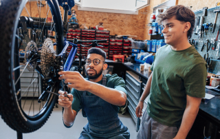 l'industrie du vélo qui se développe en région - atelier de réparation de vélo