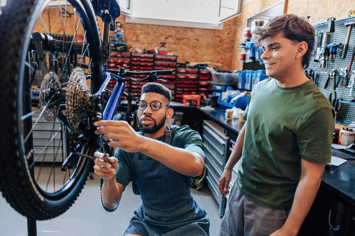 l'industrie du vélo qui se développe en région - atelier de réparation de vélo