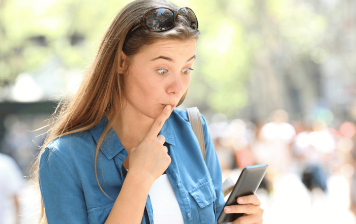 une femme qui semble avoir fait une erreur via son téléphone et qui est surprise