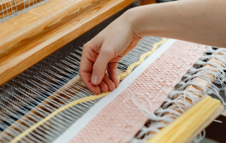 personne en train de tisser du coton, représentant les savoir-faire artisanaux en région
