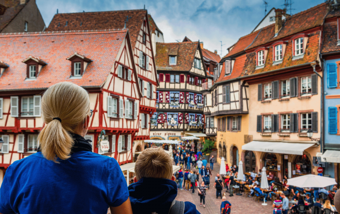 famille qui visite Colmar en France en vue d'une installation future