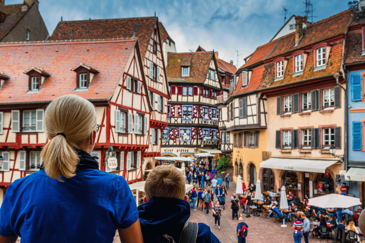 famille qui visite Colmar en France en vue d'une installation future