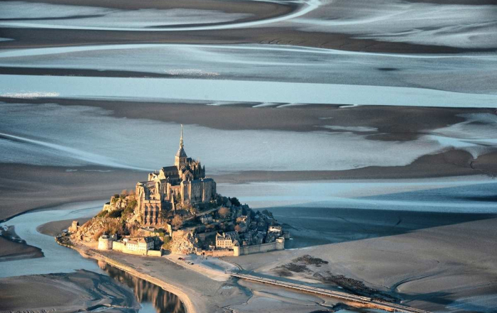 Abbaye posé sur la mer