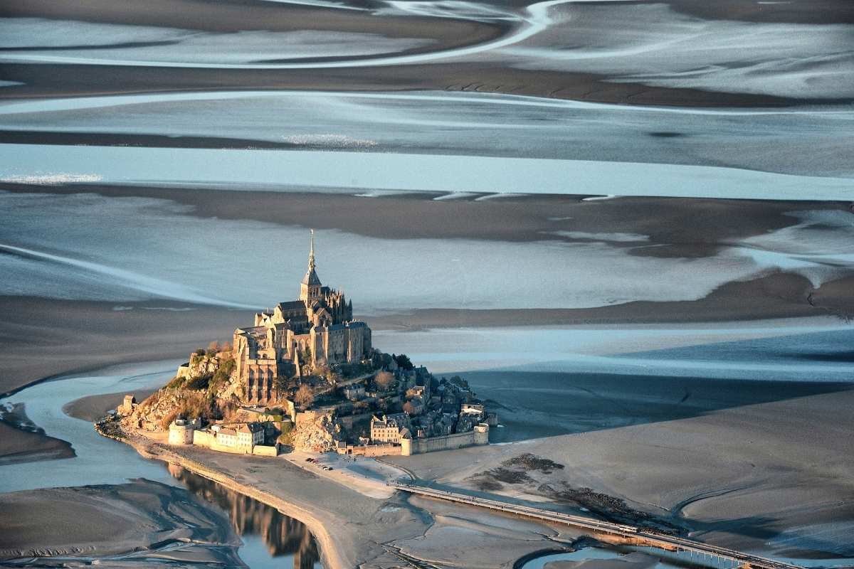 Abbaye posé sur la mer