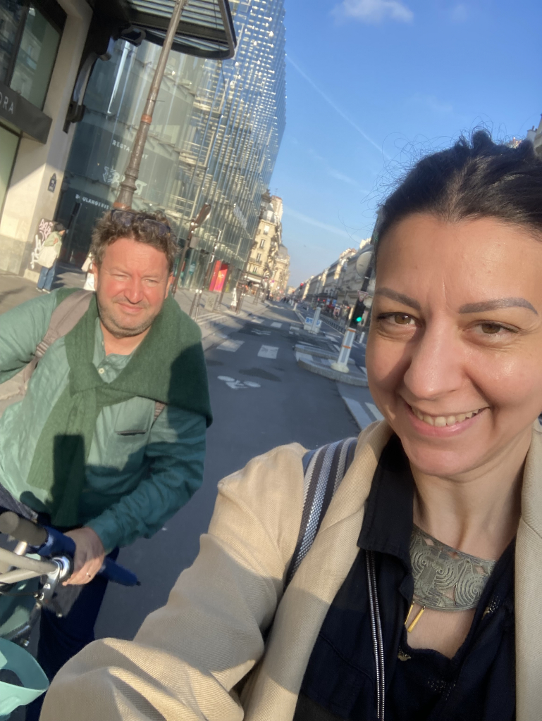 ancienne vie à Paris de Sophie et Olivier, en vélib, avant de partir vivre à Sens