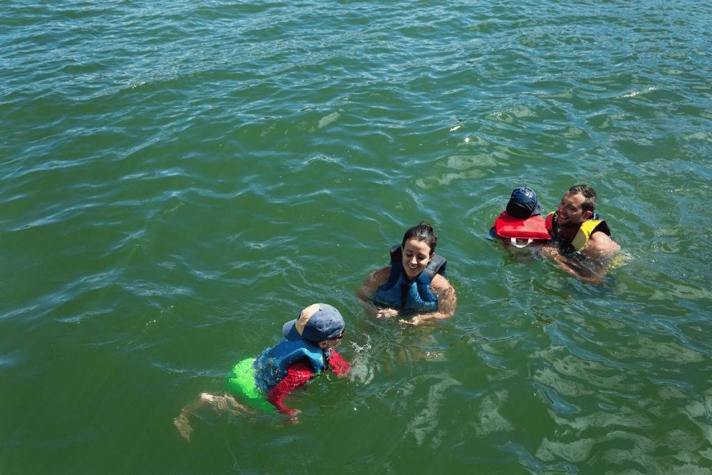 famille qui se baigne dans un lac