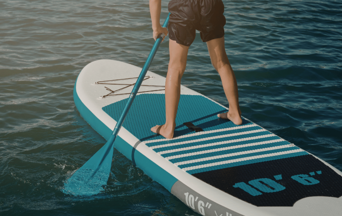 base de loisirs accessibles de Paris avec quelqu'un qui fait du paddle