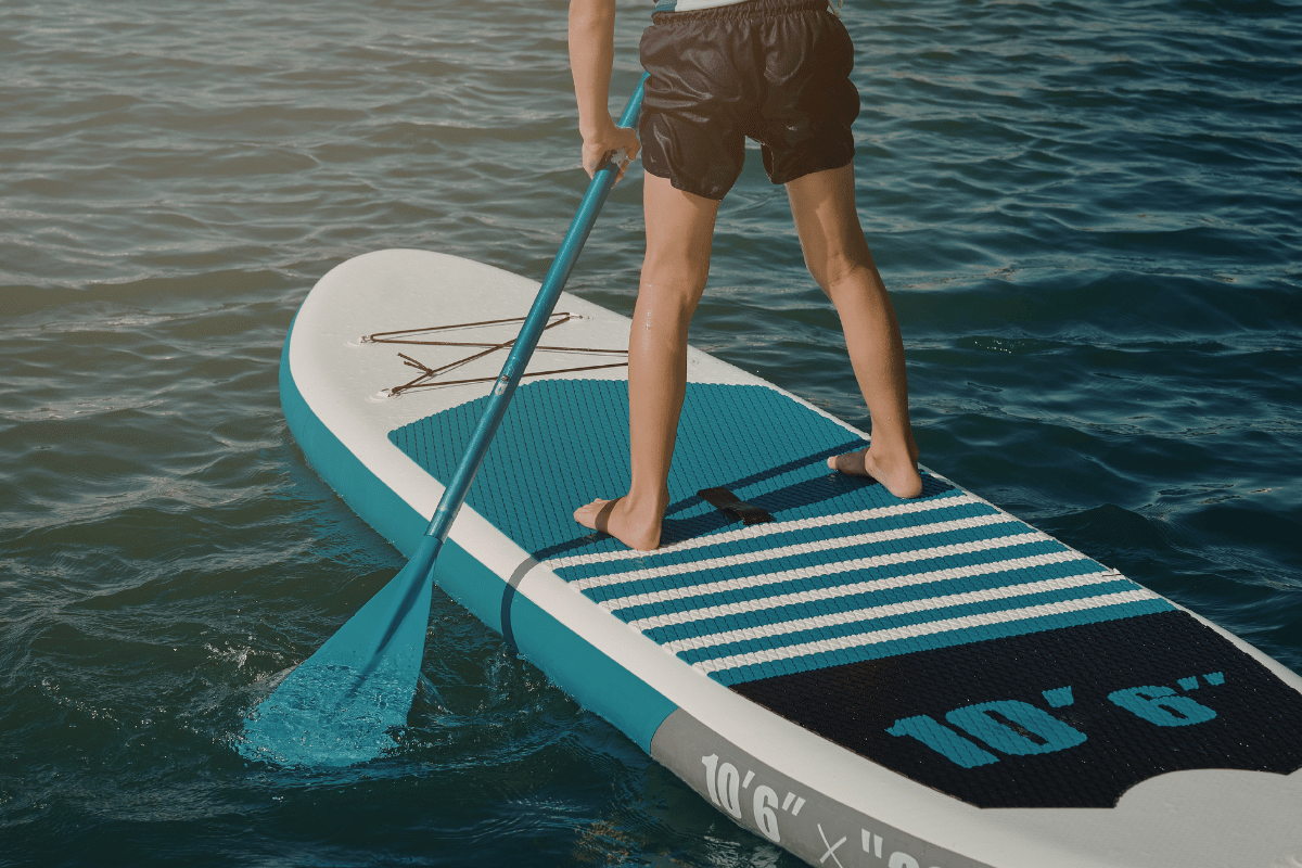 base de loisirs accessibles de Paris avec quelqu'un qui fait du paddle