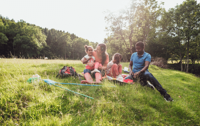 une famille qui pique nique dans un parc