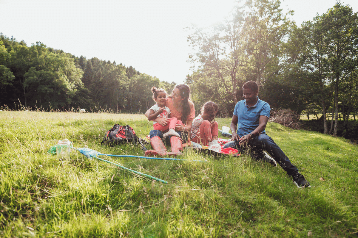 une famille qui pique nique dans un parc