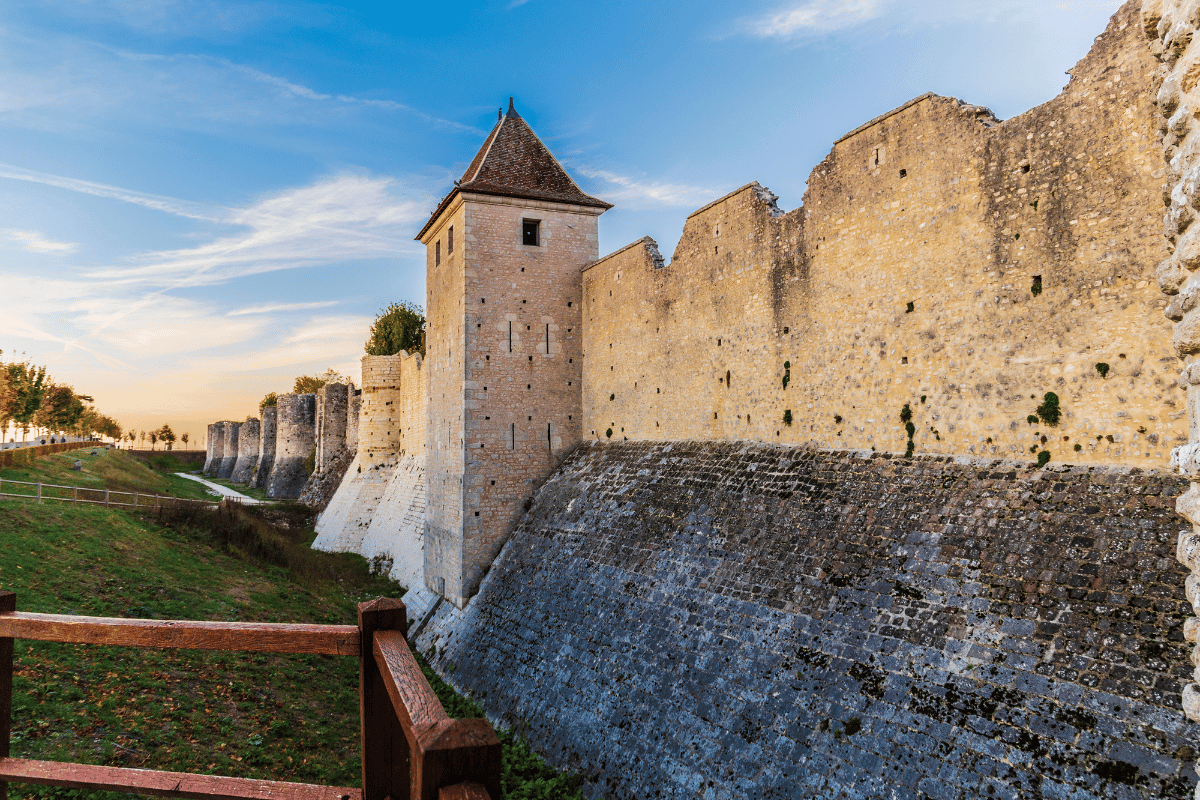 vue depuis les remparts de Provins, destination proche de Paris, idéale avec des enfants